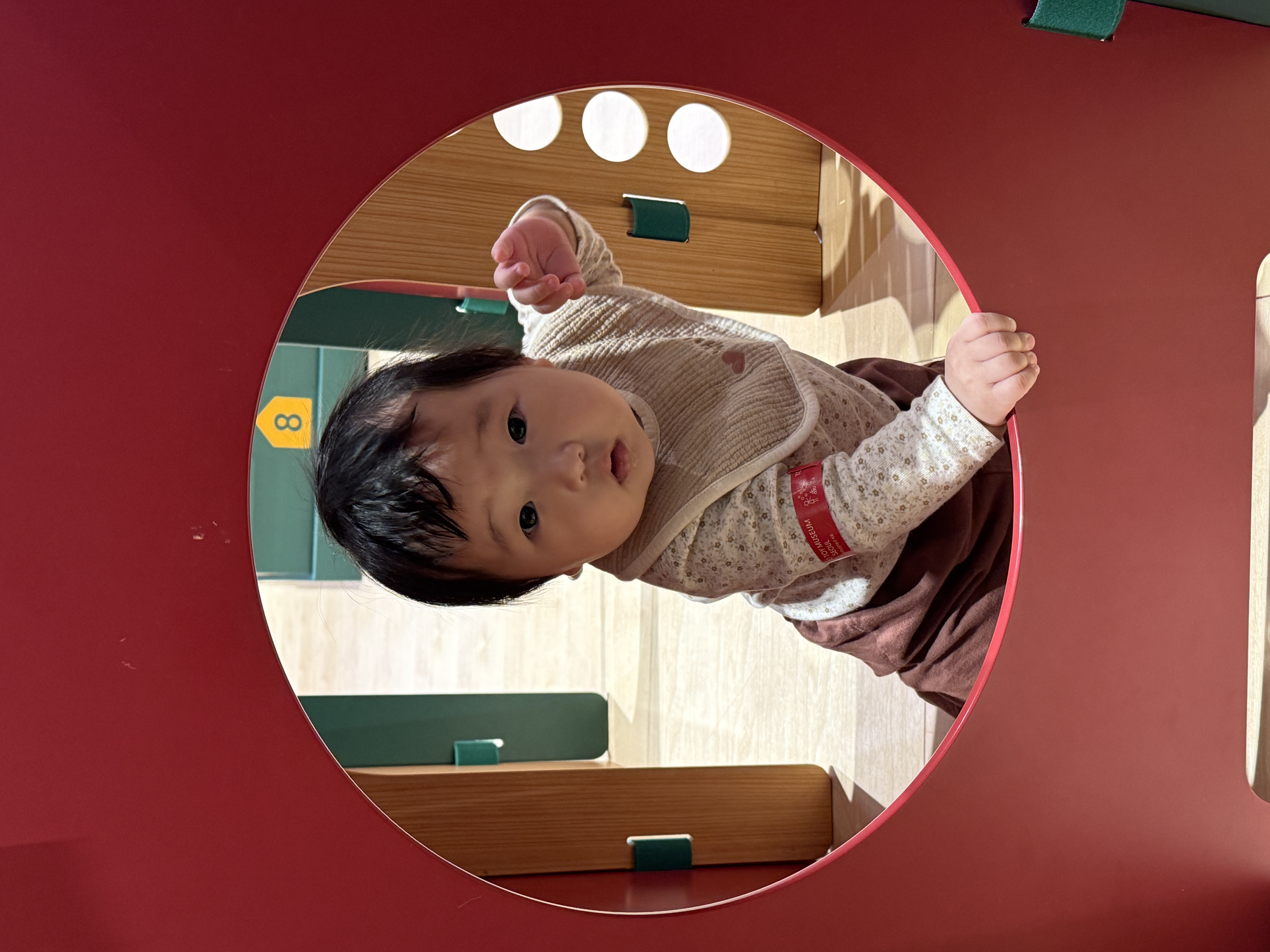 키즈카페에서 탐색하는 해린이